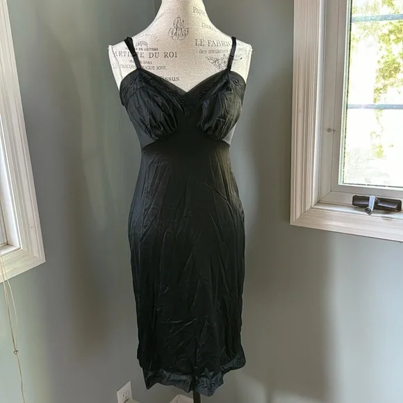 Vintage Vanity Faire black lace trimmed slip EVC size S - Picture 3 of 9